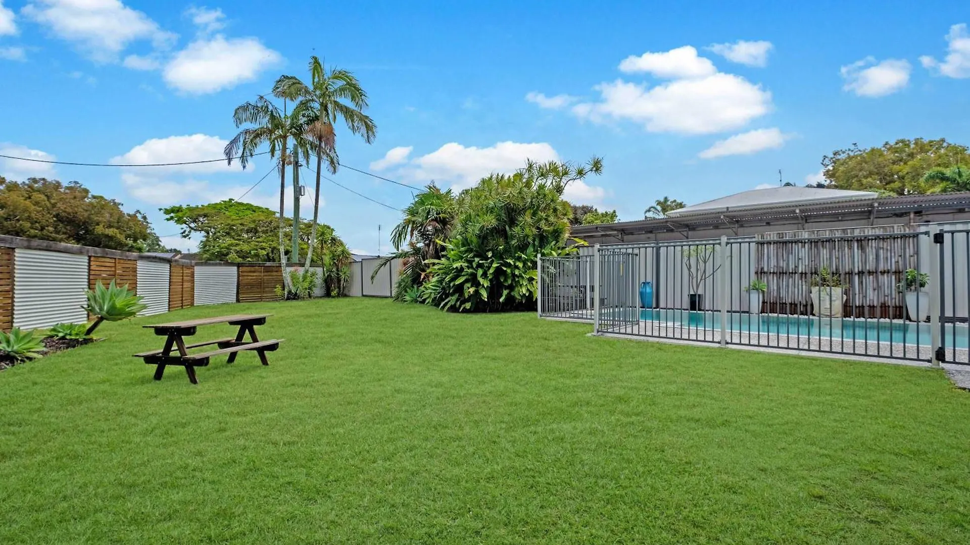 Superb Coastal Hideaway Walk To Alex Headland Villa Maroochydore